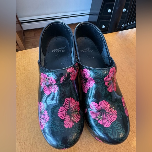 Floral Women's Clogs - Black and Pink - Picture 5 of 8